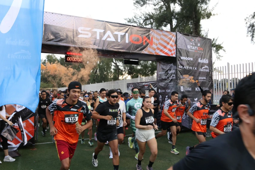 Participantes cruzando el arco de salida de Carrera Station 2025