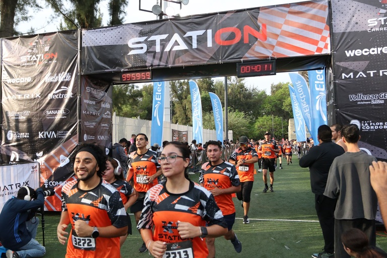 Llegada de participantes bajo el arco de Carrera Station 2025