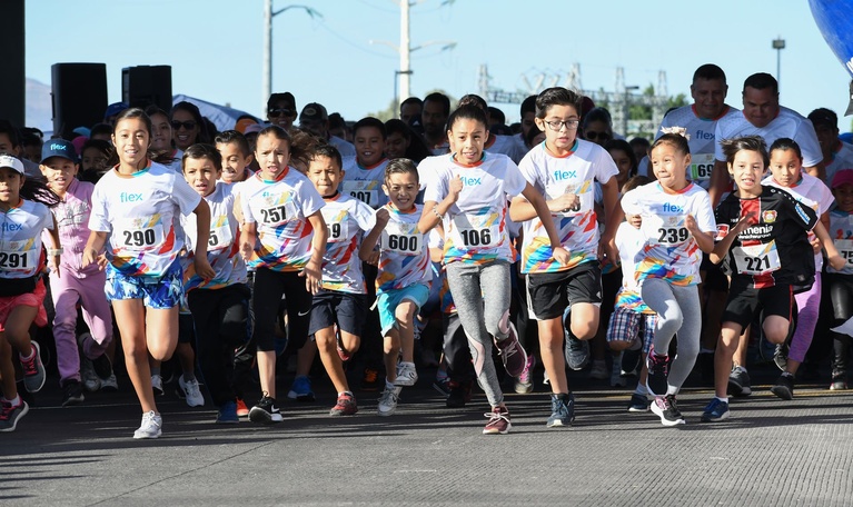 Niños participando en la carrera familiar Flex 2019